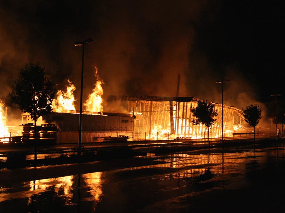 Ein Holzverarbeitungsbetrieb, ein Supe...des Wohnhaus wurden Opfer der Flammen.  | Foto: ddp