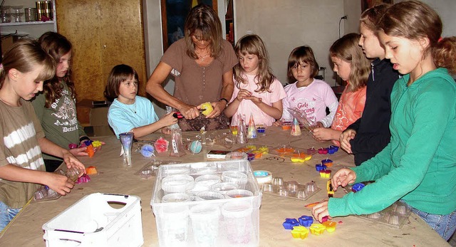 Kleine Kerzenmacherinnen kommen ganz g...geboten wurde, war ein voller Erfolg.   | Foto: Christa Maier