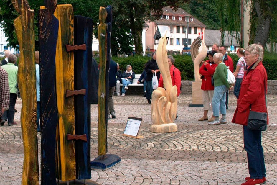 Auch vor der Prämierung betrachteten bereits viele Gäste die Skulpturen mit Interesse (Foto: Karin Stöckl-Steinebrunner) Auch vor der Prämierung betrachteten bereits viele Gäste die Skulpturen mit Interesse (Foto: Karin Stöckl-Steinebrunner)