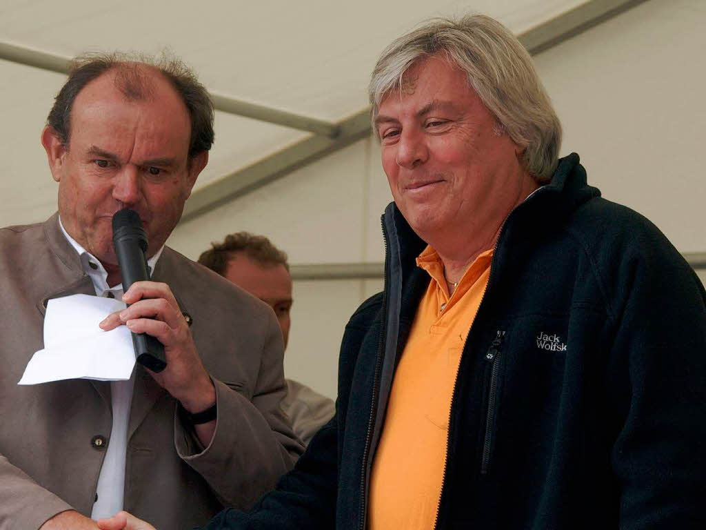 Hubert Trndle (links) beglckwnschte Bernhard Apfel zum Volksbankpreis