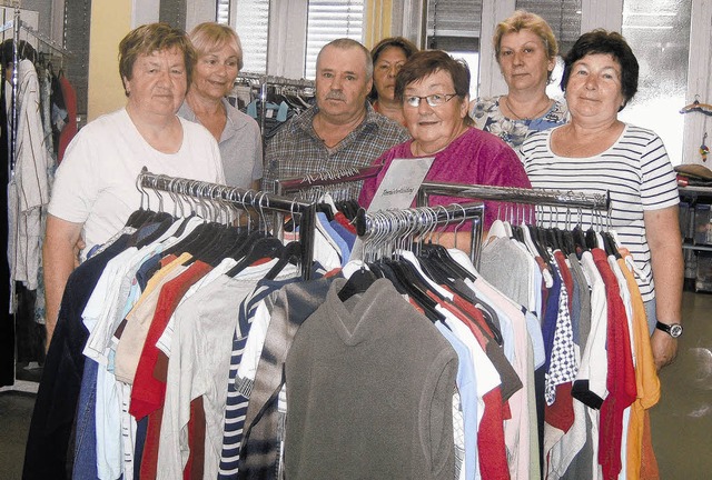 In der Kleiderkammer des Roten Kreuzes...rkauf  der Kleidung geordnet abluft.   | Foto: Wolf