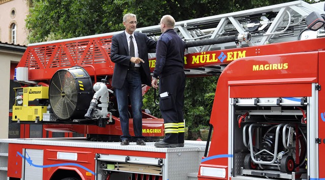 An der Technik und den Problemen der F...ahrzeug der Mllheimer Wehr erklren.   | Foto: Volker Mnch