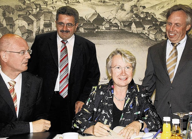 Bundesbildungsministerin Annette Schav...h und Brgermeister Richard Krieg zu.   | Foto: Frderer