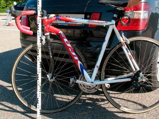 Auf diesem Rennrad  der Marke Fuji Rou...ar der unbekannte Radfahrer unterwegs.  | Foto: Polizei