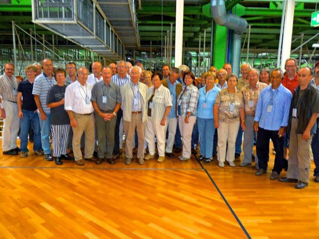 Die Teilnehmer der Technik-Tour im Mercedes-Benz-Werk in Rastatt.  | Foto: Bruno Kohlmeyer