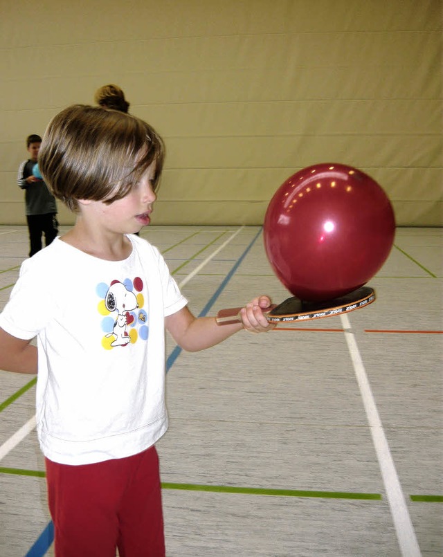 Gar nicht so einfach, das Balancieren mit einem Ballon   | Foto: adelbert mutz