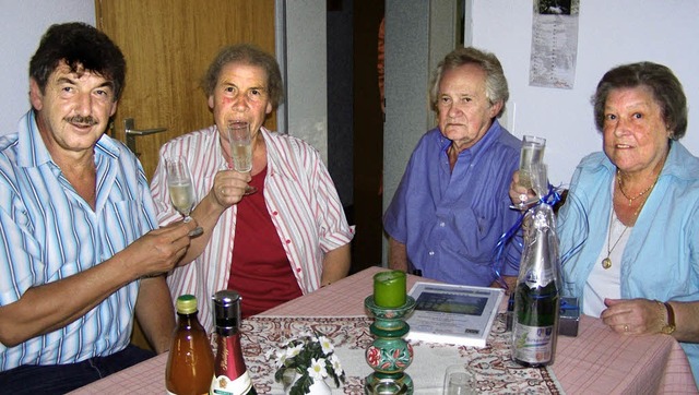 Seit 30 Jahren verbringt das Ehepaar M... Jubilum wurde gemeinsam angestoen.   | Foto: BZ