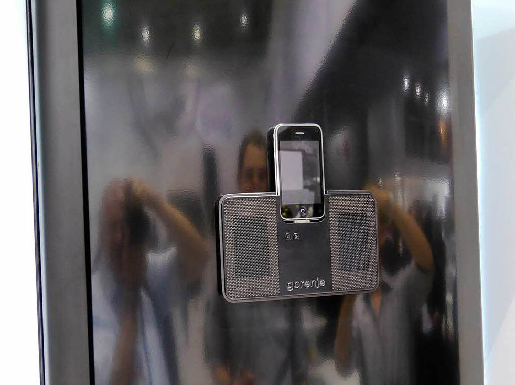 Der Khlschrank mit iPod-Dock und Lautsprecher bei Gorenje