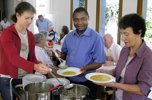 Barbara Klsle, Pfarrer Peter Mubunga ...en Besuchern Fldle- und Krbissuppe.   | Foto: Michael Gottstein