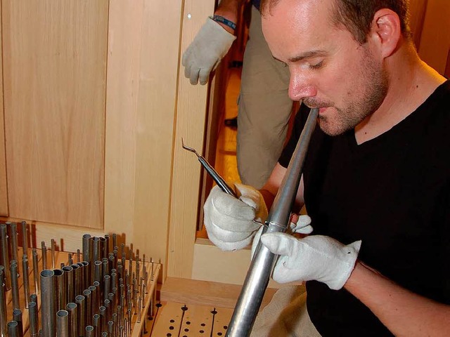 Orgel-Intonateur Frank Schngel stimmt...feife; hinten Mitarbeiter Lukas Georgi  | Foto: Nikolaus Trenz