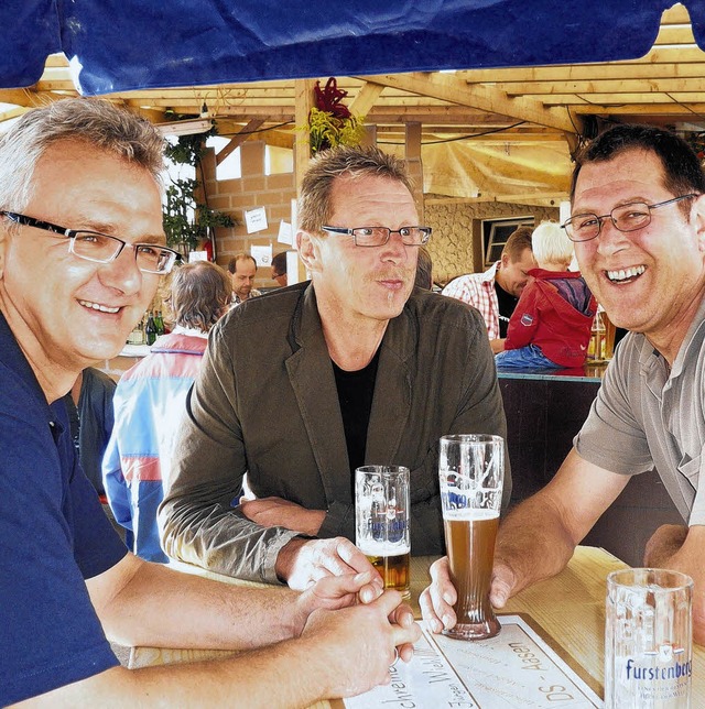 Ein gemtliches Bier mit Freunden &#82...  auf dem Aasener Dorffest genieen.    | Foto: BZ