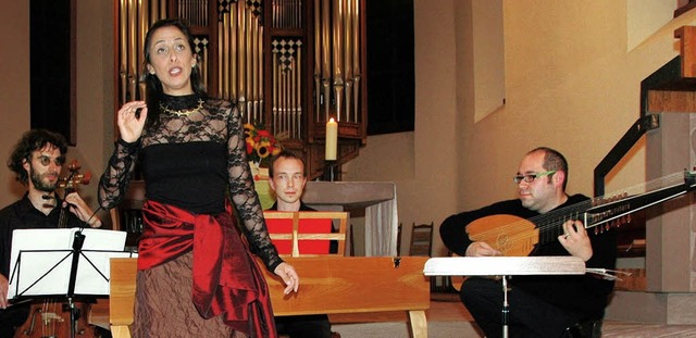 Einfhlsam wurde Sopranistin  Camilla ...an der zehnsaitigen Laute begleitet.    | Foto: OUNAS-KRUSEL