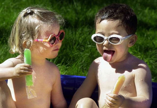 Eis, Eis, Baby, darf im Freibad auf keinen Fall fehlen.   | Foto: dpa