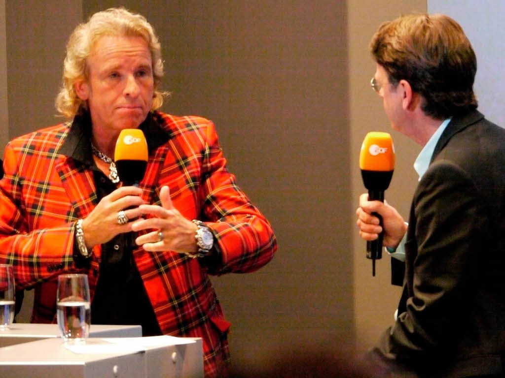 Eine Messe mit Promi-Faktor: Da sieht man auch mal Thomas Gottschalk aus der Nhe, hier am ZDF-Stand beim Talk mit Rudie Cerne