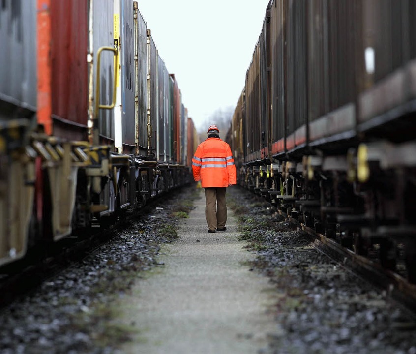 Ungewisse Zukunft: ein einsamer Mitarbeiter im Güterverkehr der Bahn   | Foto: DDP