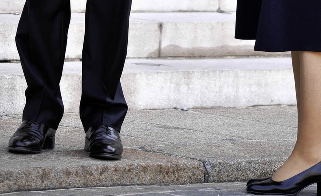 Der kleine Unterschied: Beim Besuch de...Foto  auf einer kleinen Stufe stehen.   | Foto: AFP