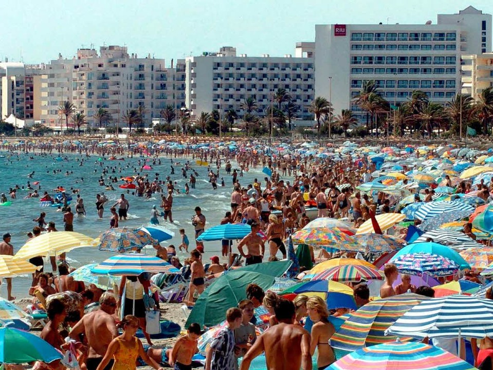 Ferienbuchungen im Internet sind masse...assenfähig wie manch Mittelmeerstrand.  | Foto: dpa-tmn