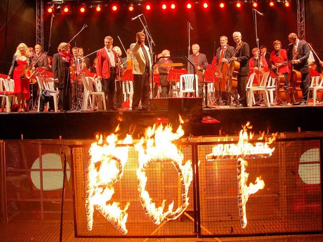 Auf Begeisterung stie der Auftritt der Orchestergesellschaft mit dem Feuerwerk  | Foto: Hannes Lauber