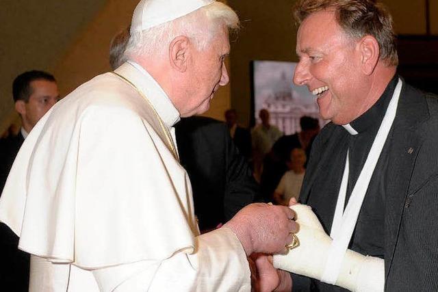 Mit Gips und ohne Rad: Dompfarrer Stoffel besucht den Papst