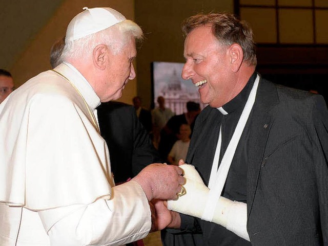 Treffen mir Gips: Papst Benedikt XVI. ...er Claudius Stoffel in Castelgandolfo.  | Foto: privat