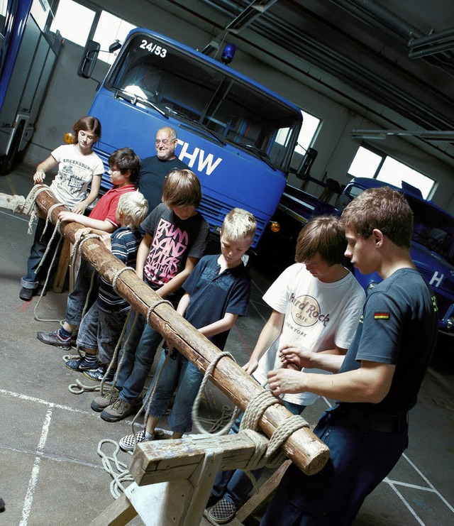 Richtig Knoten knpfen &#8211; das war...Jugendlichen beim THW  Lahr lernten.    | Foto: Christoph Breithaupt