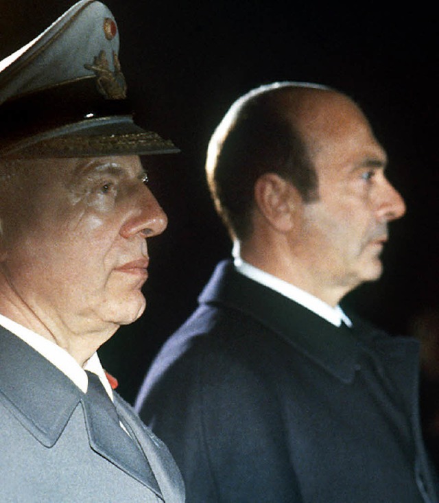 General Gnter Kieling (links) und de...rner  beim Groen  Zapfenstreich 1984  | Foto: dpa