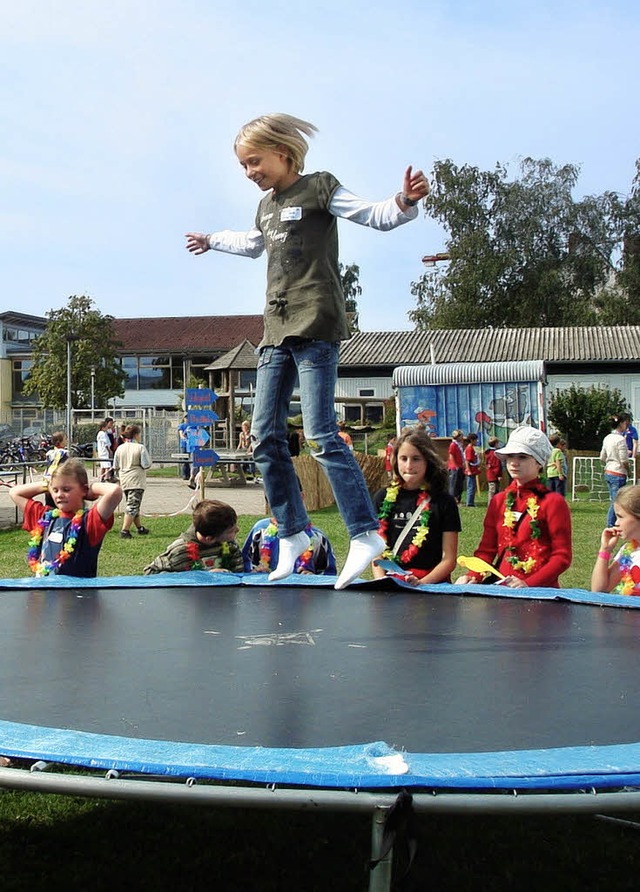 <Bildtext>Riesige Trampolins gab es so...eren, als auch den Jngeren</Bildtext>  | Foto: Monika Weber