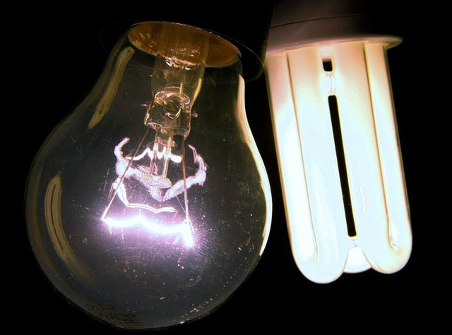 Auch Energiesparlampen wie rechts werd...tromsparcheck kostenlos ausgetauscht.   | Foto: dpa