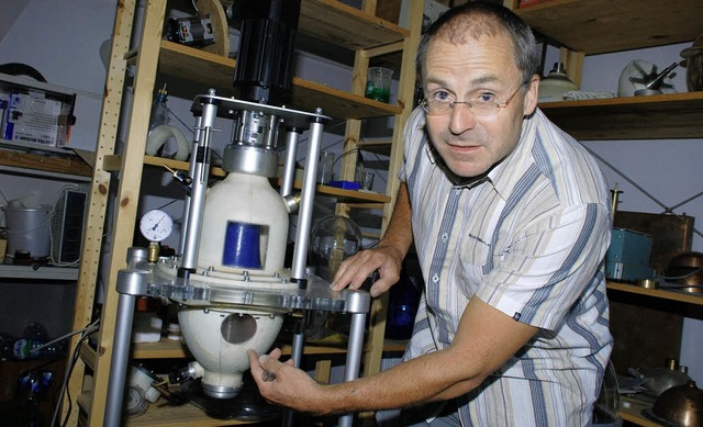 Klaus Rauber und eines der selbst hergestellten biotechnischen Gerte.   | Foto: gertrude siefke