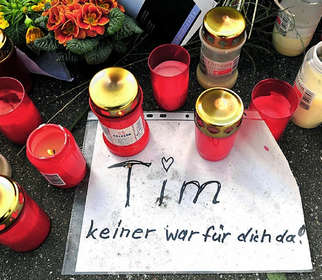 Kerzen und ein Zettel erinnerten in Winnenden auch  an  Tim K.   | Foto: dpa