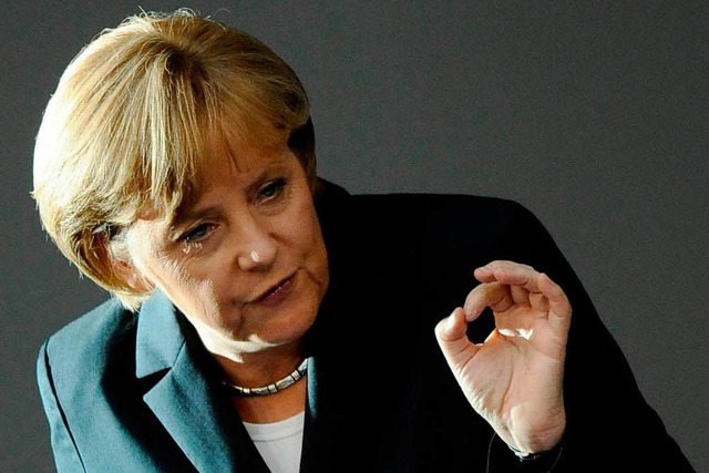 Sondersitzung des Bundestages: Merkel ...ohlenen Luftangriff in Afghanistan ab.  | Foto: ddp