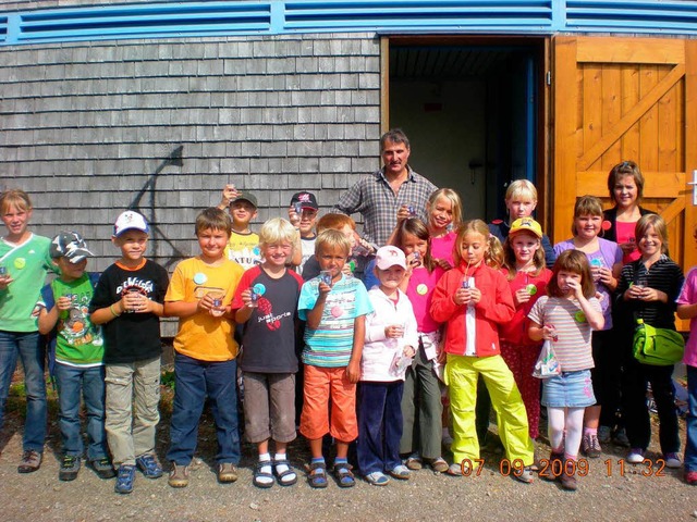 Die Kinder besichtigten mit Dietmar Jger den Hochbehlter Lindenbuck.  | Foto: Sandra Jozic