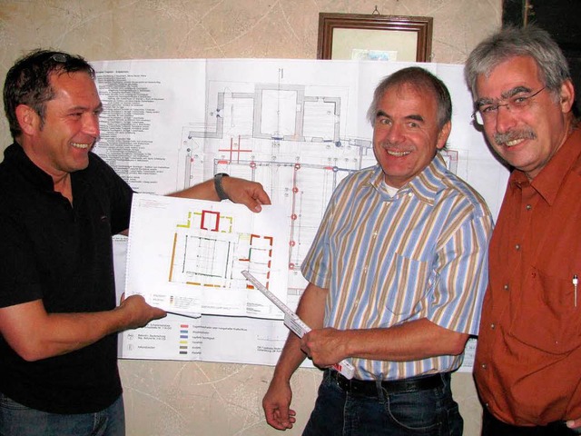 Roland Arzner, Werner Fasolin und Geor... dem Grundriss und den Bauphasen  vor.  | Foto: Michael Gottstein