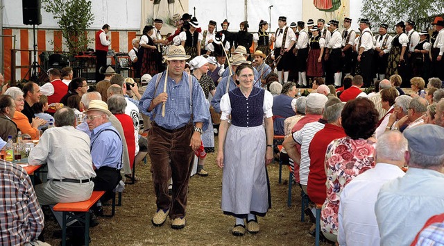 Das Festzelt war mehrmals voll besetzt...ktagskleider der Schwarzwaldbauern ...  | Foto: Horst Dauenhauer