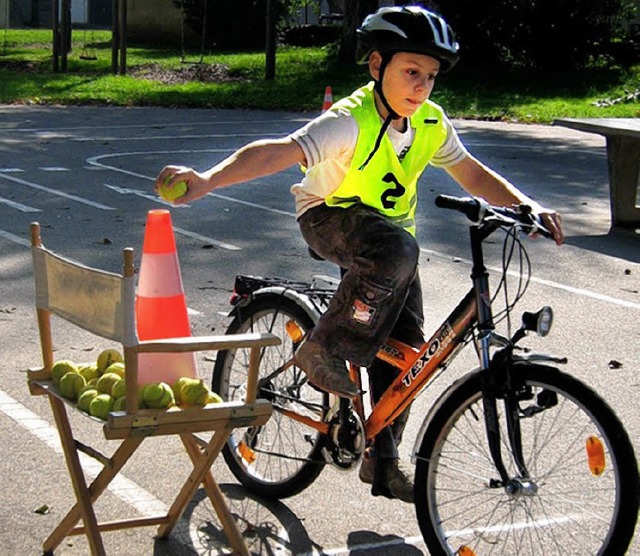 Geschicklichkeit bewiesen Kinder auf dem Fahrrad.   | Foto: Julia Schwald