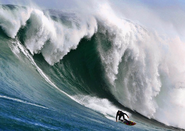 Surfen ja, aber die Wellen sind dann doch ein bisschen hoch<ppp> </ppp>  | Foto: dpa