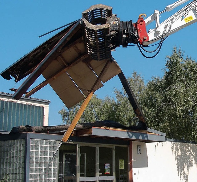 Jetzt geht es der Auggener Winzerhalle...hmann  das Signal zum Abriss gegeben.   | Foto: sigrid umiger