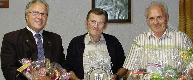 Der langjhrige Ortschaftsrat Werner S... und  Oswald Zumkeller verabschiedet.   | Foto: WOLFGANG ADAM