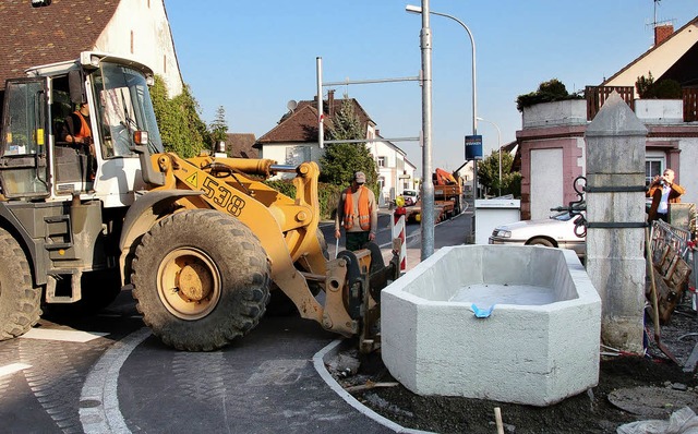 Wieder am angestammten Platz steht der Dorfbrunnen.   | Foto: Markus Maier