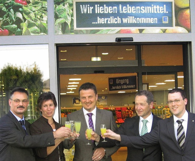 Prosit!   Jrgen und  Gabriele Sulger,...und Frank Meng von  Edeka (von links)   | Foto: Stefan Sahli