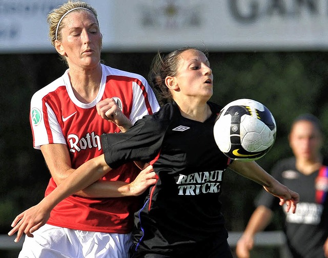 Kerstin Boschert (links) gegen die Torschtzin Aurli Kaci zum 0:1  | Foto: patrick seeger