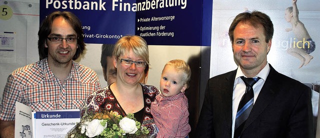 Familie Urschel freut sich ber den Ge...rektor Bernd Widder (rechts) bergab.   | Foto: Drber