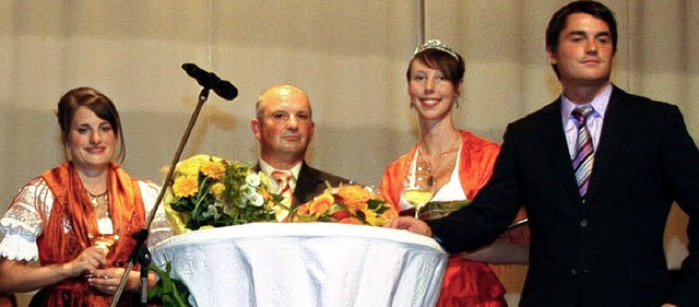 Lisa Schlenker (mit Krone) ist neue Ki...germeister Matthias Gutbrod (rechts)    | Foto: dec