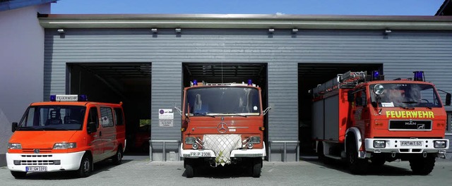 In das neue Feuerwehrgertehaus passen...eue Mannschaftstransportwagen (links).  | Foto: Feuerwehr Wittnau