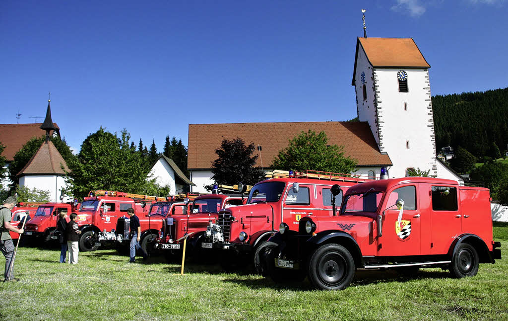 Schnauferl-Parade in rot - Lenzkirch - Badische Zeitung