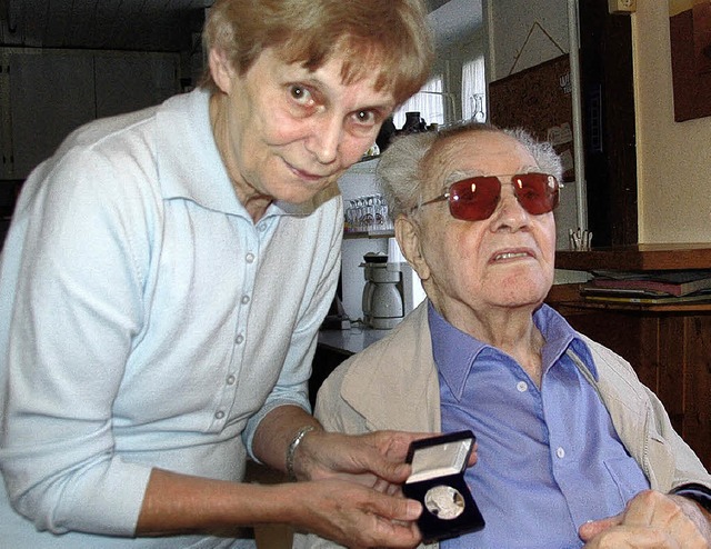 Jutta Krauel, Vorsitzende der Brombach...stian Sorg die Willy-Brandt-Medaille.   | Foto: Sabine Ehrentreich