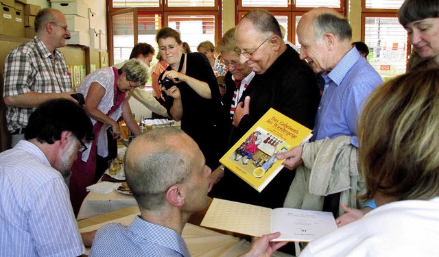 Sprecher Leopold Rombach und Autor und... Buchvorstellung die ersten Exemplare.  | Foto: monika rombach