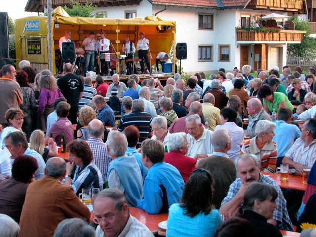 Der Platz vor dem Rebstock war  schon frh am Abend gut gefllt.  | Foto: Rolf Albiez