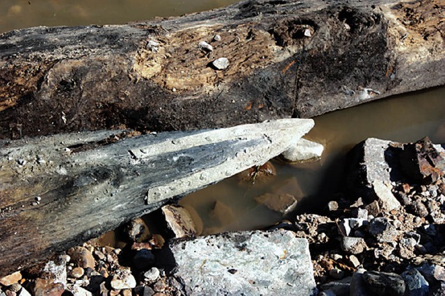 Teile der alten Brcke wurden in der Wiese gefunden.   | Foto: Heiner Fabry