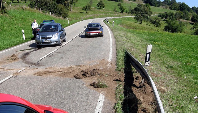 Spuren hinterlassen hat der Unfall am Montag auf der B 518.   | Foto: Polizei